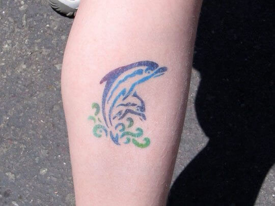 Hình xăm cá heo ở cánh tay phù hợp nữ mệnh Thủy